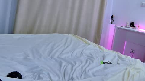 Snapshot of akerya chatting on 04/21/26, 01:29 Hi Im Oli online show from 04/21/26, 01:29