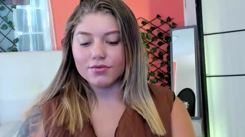 Snapshot of alaia_greyy chatting on 04/28/26, 01:05 Alaia online show from 04/28/26, 01:05