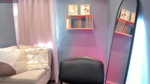 Snapshot of alaiasmile_ chatting on 06/12/26, 07:35 online show from 06/12/26, 07:35