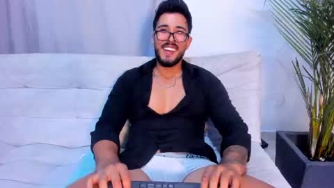Snapshot of alan_greek_1 chatting on 07/06/26, 03:25 Alan greek online show from 07/06/26, 03:25