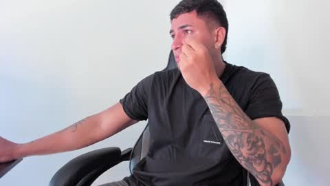 Snapshot of alan_muscle chatting on 01/15/25, 06:54 Alan online show from 01/15/25, 06:54