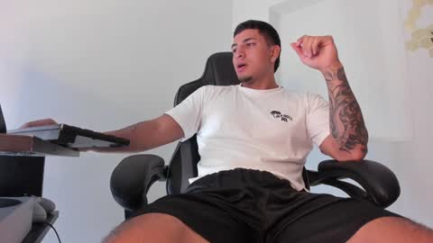 Snapshot of alan_muscle chatting on 01/18/25, 04:53 Alan online show from 01/18/25, 04:53