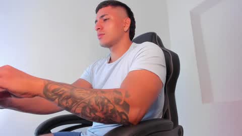 Snapshot of alan_muscle chatting on 02/06/25, 06:13 Alan online show from 02/06/25, 06:13