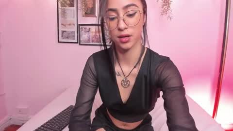 Snapshot of alana_martinez_ chatting on 10/17/25, 01:35 Alana online show from 10/17/25, 01:35