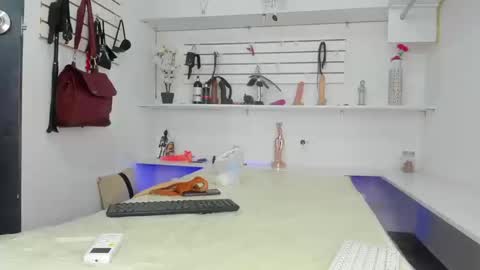 Alejandra online show from 09/25/25, 01:15