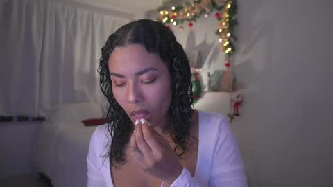 Snapshot of alejandra_kiss98 chatting on 12/17/24, 12:56 O.F alejandra h1998 stream 300 pm - 1100 pm online show from 12/17/24, 12:56