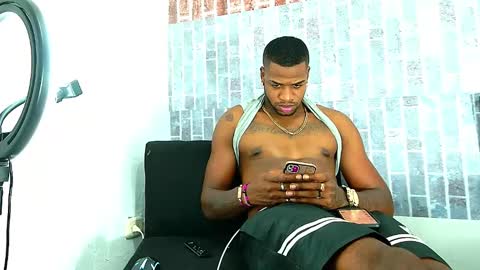 Snapshot of alejo_21cm chatting on 02/19/25, 05:38 alejo_21cm online show from 02/19/25, 05:38