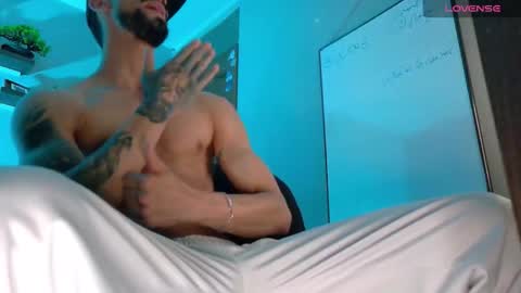 Kciqu3  Independent model online show from 11/04/25, 12:10