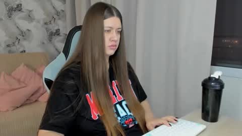 Aletta Oushen online show from 10/07/25, 12:24