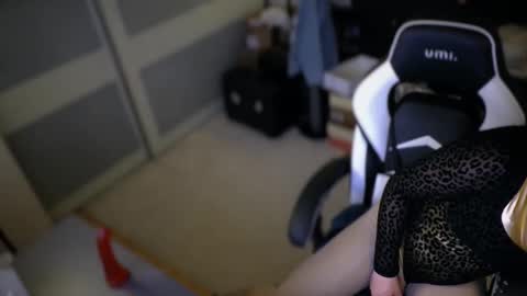 Leyla Leg online show from 04/22/26, 10:00