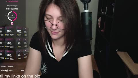 dont be afraid to click social media link its  working  just click on that  online show from 12/11/24, 11:10