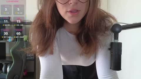 dont be afraid to click social media link its  working  just click on that  online show from 10/08/25, 05:32