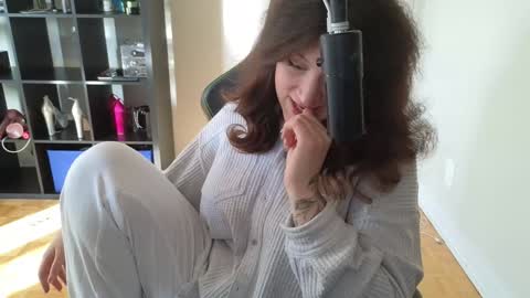 dont be afraid to click social media link its  working  just click on that  online show from 10/22/25, 08:08