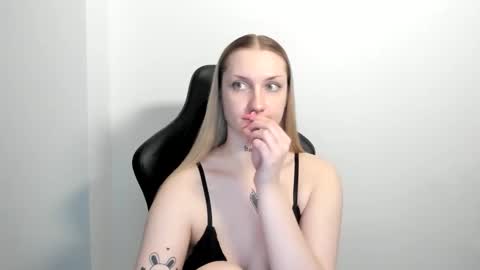 Snapshot of alexafragile chatting on 05/11/26, 02:45 Alexa online show from 05/11/26, 02:45