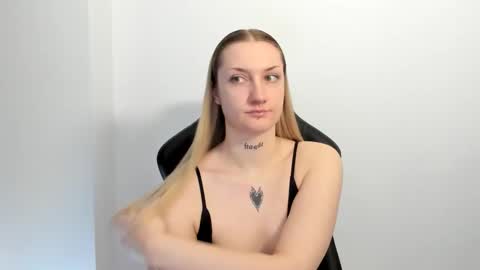 Snapshot of alexafragile chatting on 05/25/26, 12:11 Alexa online show from 05/25/26, 12:11
