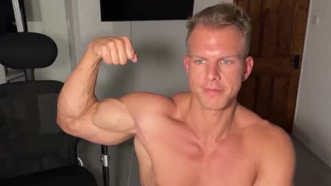 Snapshot of alexandersteelmuscle chatting on 10/18/25, 06:30 Alexander Steel online show from 10/18/25, 06:30