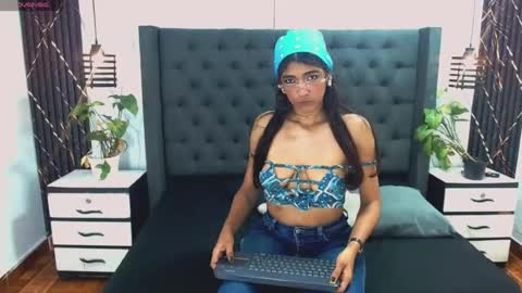 Snapshot of alexandra_castle chatting on 06/23/26, 03:59 MAMASITA online show from 06/23/26, 03:59