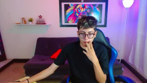 Snapshot of alexcum_18 chatting on 05/19/26, 02:01 alex online show from 05/19/26, 02:01
