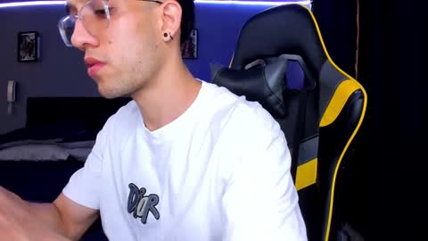 Snapshot of alexgiraldo__ chatting on 09/24/25, 02:42 alexgiraldo__ online show from 09/24/25, 02:42