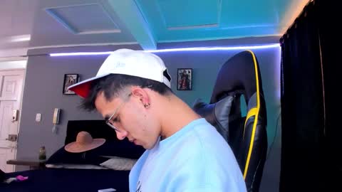 Snapshot of alexgiraldo__ chatting on 10/01/25, 04:02 alexgiraldo__ online show from 10/01/25, 04:02