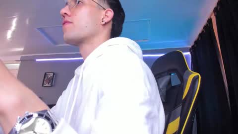 Snapshot of alexgiraldo__ chatting on 10/02/25, 12:01 alexgiraldo__ online show from 10/02/25, 12:01