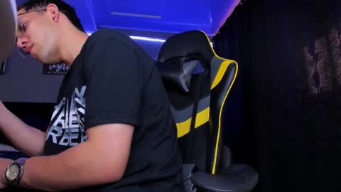 Snapshot of alexgiraldo__ chatting on 10/21/25, 02:29 alexgiraldo__ online show from 10/21/25, 02:29