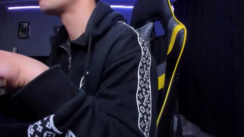 Snapshot of alexgiraldo__ chatting on 10/24/25, 09:38 alexgiraldo__ online show from 10/24/25, 09:38