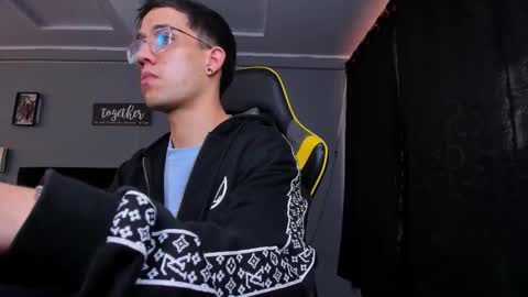 Snapshot of alexgiraldo__ chatting on 10/25/25, 12:13 alexgiraldo__ online show from 10/25/25, 12:13