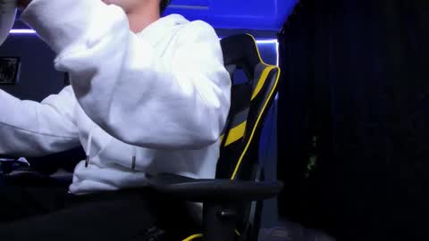 Snapshot of alexgiraldo__ chatting on 10/27/25, 03:21 alexgiraldo__ online show from 10/27/25, 03:21