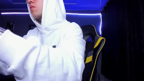 Snapshot of alexgiraldo__ chatting on 10/29/25, 10:06 alexgiraldo__ online show from 10/29/25, 10:06