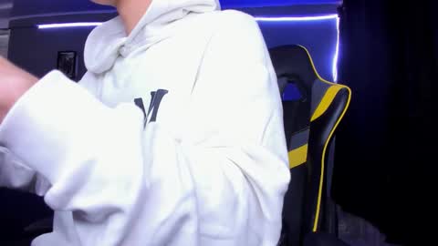 Snapshot of alexgiraldo__ chatting on 11/04/25, 12:37 alexgiraldo__ online show from 11/04/25, 12:37