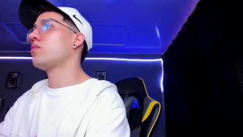 Snapshot of alexgiraldo__ chatting on 11/07/25, 12:05 alexgiraldo__ online show from 11/07/25, 12:05