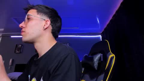 Snapshot of alexgiraldo__ chatting on 11/08/25, 12:16 alexgiraldo__ online show from 11/08/25, 12:16