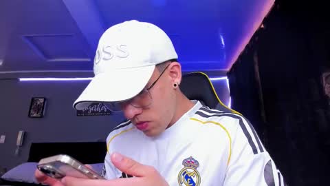 Snapshot of alexgiraldo__ chatting on 11/13/25, 02:38 alexgiraldo__ online show from 11/13/25, 02:38