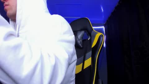 Snapshot of alexgiraldo__ chatting on 11/15/25, 04:32 alexgiraldo__ online show from 11/15/25, 04:32