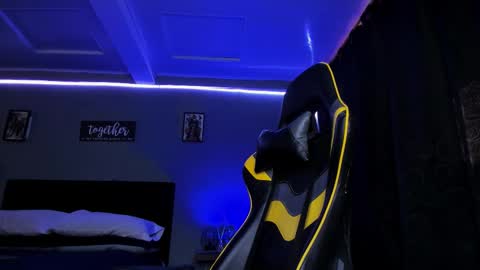 Snapshot of alexgiraldo__ chatting on 11/16/25, 01:06 alexgiraldo__ online show from 11/16/25, 01:06