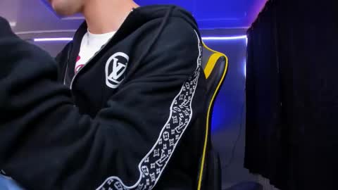 Snapshot of alexgiraldo__ chatting on 11/17/25, 12:33 alexgiraldo__ online show from 11/17/25, 12:33