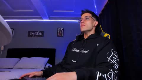 Snapshot of alexgiraldo__ chatting on 12/02/25, 11:48 alexgiraldo__ online show from 12/02/25, 11:48