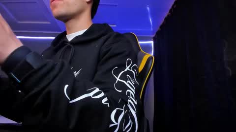 Snapshot of alexgiraldo__ chatting on 12/03/25, 11:52 alexgiraldo__ online show from 12/03/25, 11:52