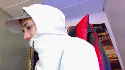 Snapshot of alexgiraldo__ chatting on 05/22/26, 12:11 alexgiraldo__ online show from 05/22/26, 12:11
