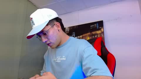 Snapshot of alexgiraldo__ chatting on 05/26/26, 02:07 alexgiraldo__ online show from 05/26/26, 02:07