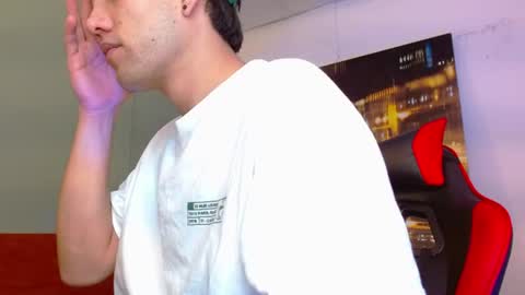 Snapshot of alexgiraldo__ chatting on 06/20/26, 01:25 alexgiraldo__ online show from 06/20/26, 01:25