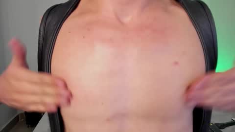 Snapshot of alexxander_hall chatting on 10/31/25, 01:28 Alexxander Hall online show from 10/31/25, 01:28