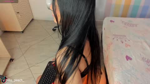 Snapshot of alia_peach_ chatting on 12/15/24, 08:08 Alia online show from 12/15/24, 08:08