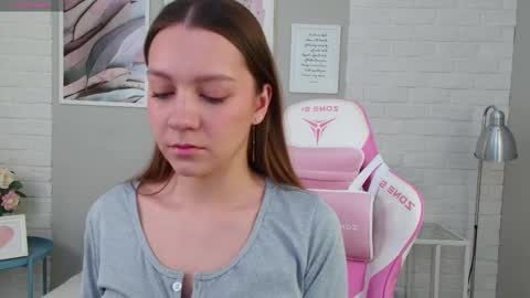 Snapshot of alice_charmy chatting on 03/01/25, 05:09 Alice in Wonderland online show from 03/01/25, 05:09