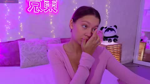 Snapshot of alice_charmy chatting on 10/13/25, 05:51 Alice in Wonderland online show from 10/13/25, 05:51