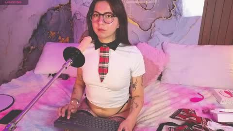 Snapshot of alice_cute77 chatting on 05/18/26, 04:24 Mey online show from 05/18/26, 04:24
