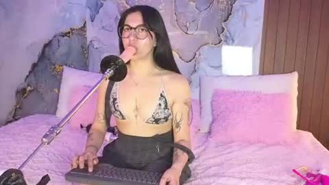 Snapshot of alice_cute77 chatting on 06/15/26, 02:19 Mey online show from 06/15/26, 02:19