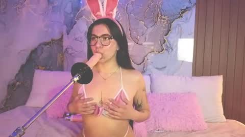 Snapshot of alice_cute77 chatting on 06/22/26, 02:25 Mey online show from 06/22/26, 02:25