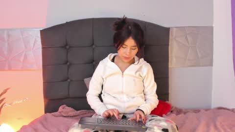 Snapshot of alice_evans_lov chatting on 01/23/25, 10:43 Alice Evans online show from 01/23/25, 10:43